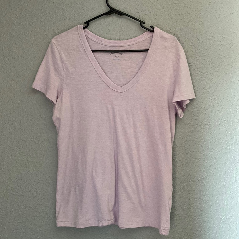 Lavender Universal Threads V-neck T-Shirt, Size M